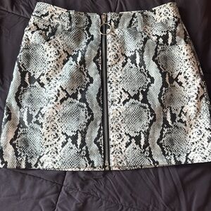 AkIRA front zip skirt